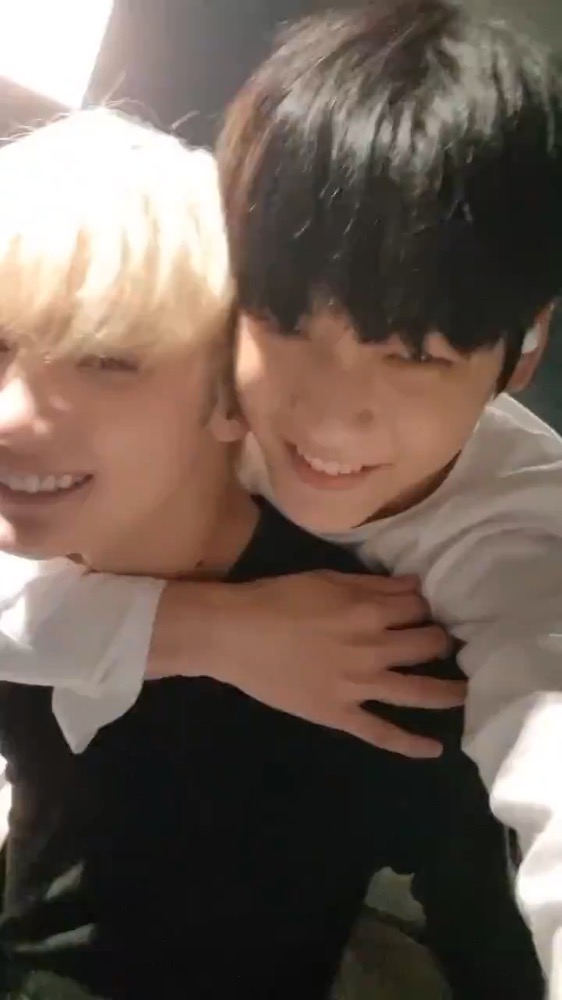 Preview image for soobin selfies